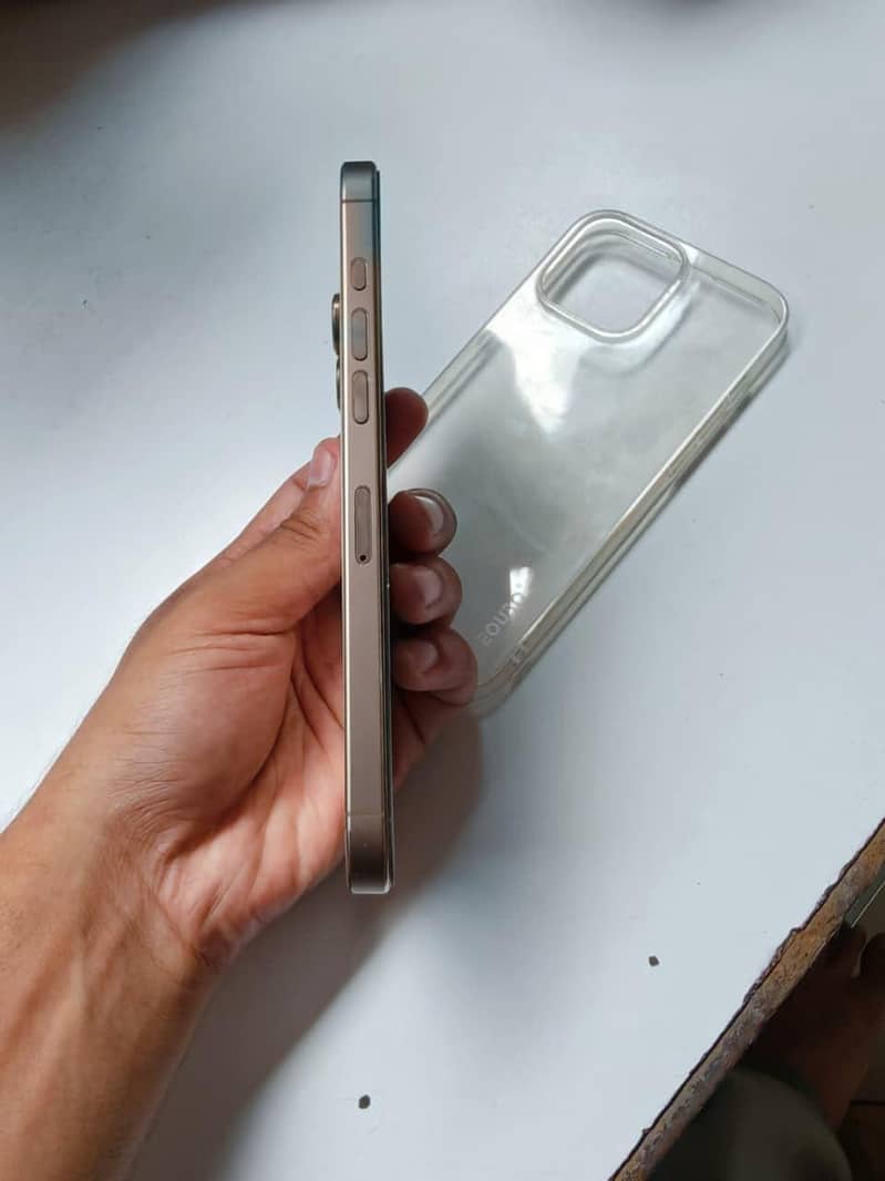 Apple iPhone 16 Pro Max 0