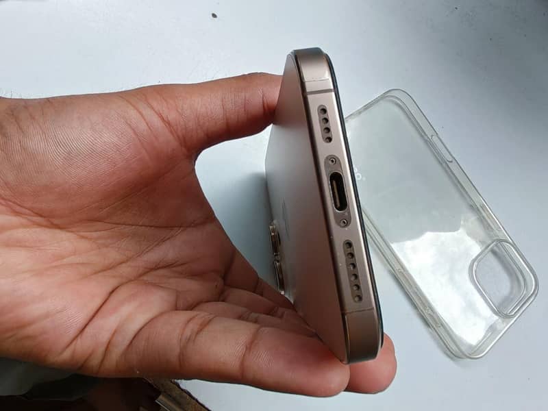 Apple iPhone 16 Pro Max 3