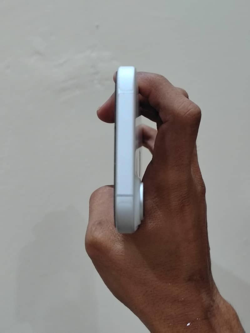 Apple iPhone 16 3