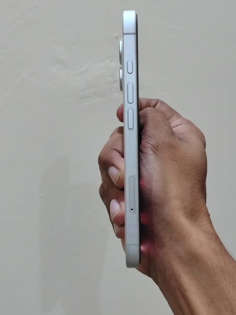 Apple iPhone 16 4