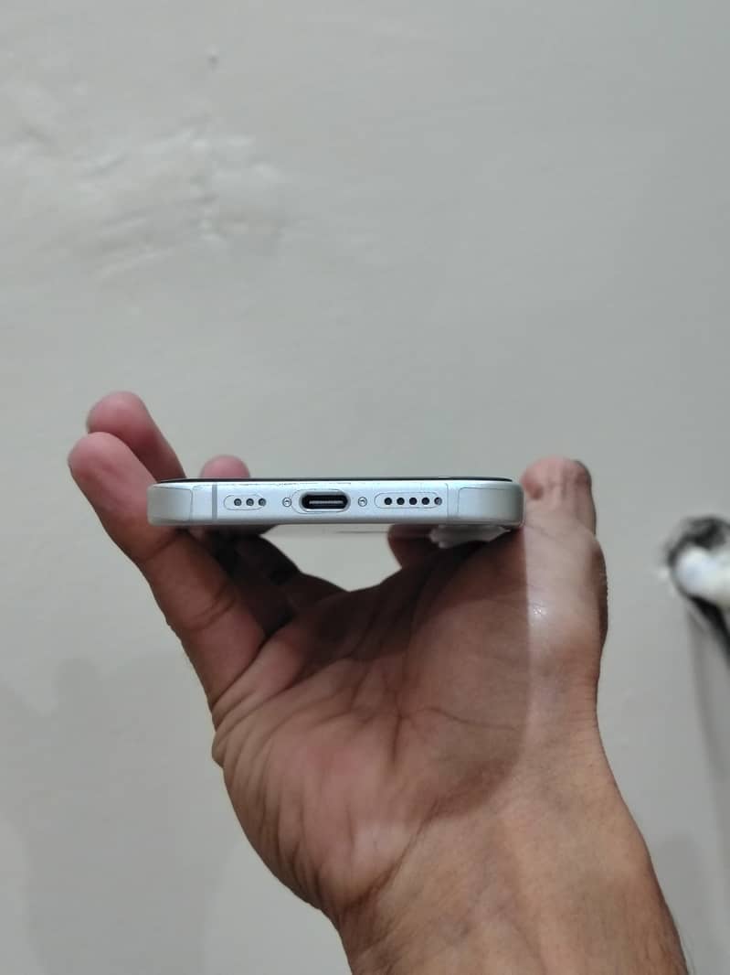 Apple iPhone 16 5
