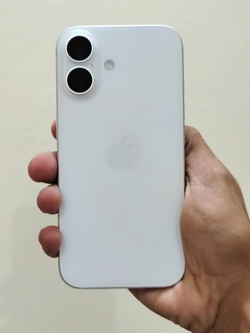 Apple iPhone 16 7