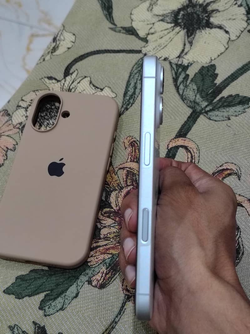Apple iPhone 16 8