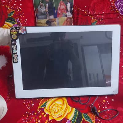 24 inch ki LCD hai bilkul new hai Samsung chana hai