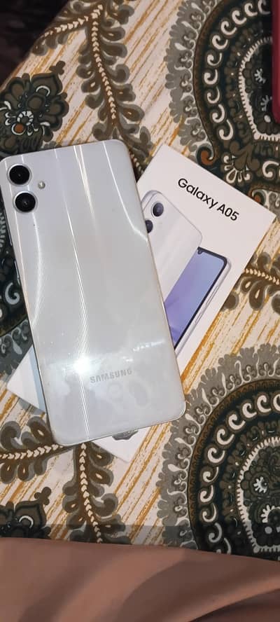 Samsung a05 10/10 bahut hi pyari halat mein hai dabba aur data cable