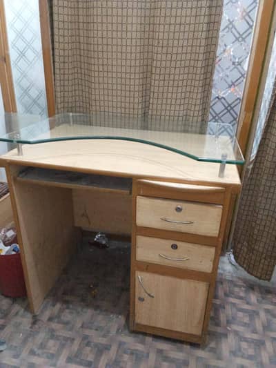 GOOD QUALITY COMPUTER TABLE