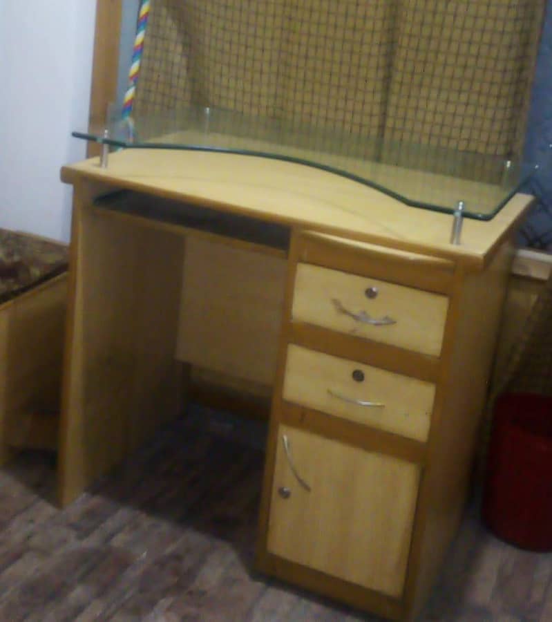 GOOD QUALITY COMPUTER TABLE 1