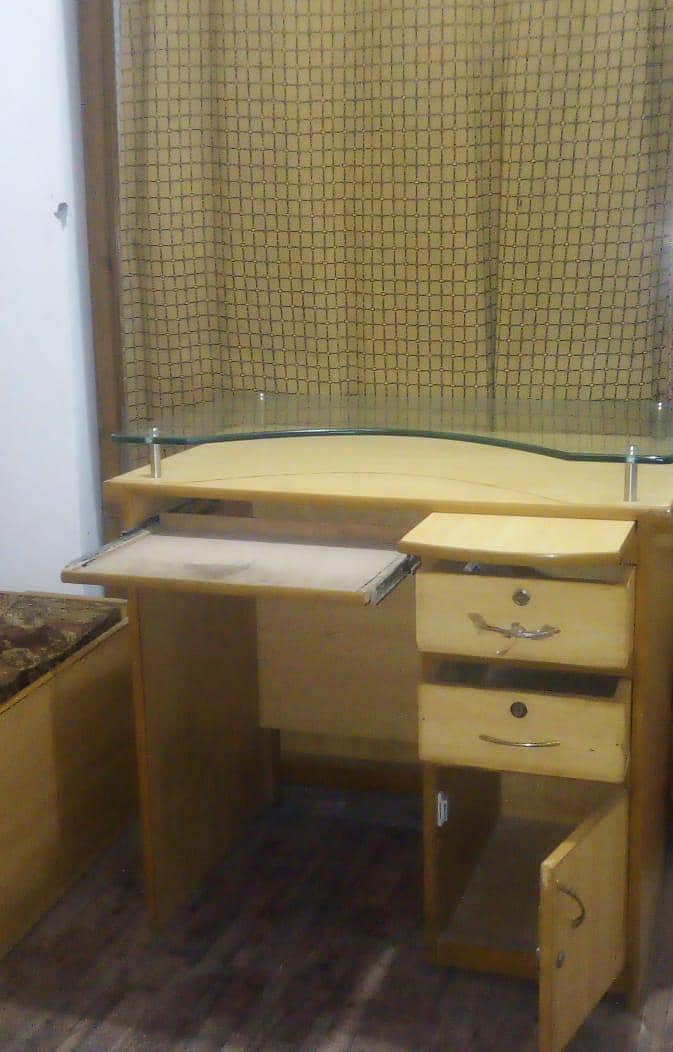GOOD QUALITY COMPUTER TABLE 2