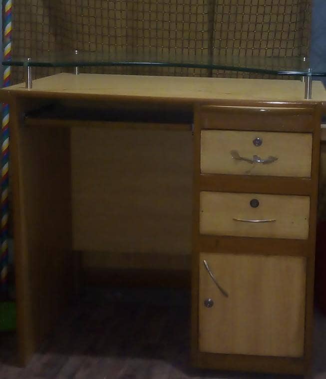 GOOD QUALITY COMPUTER TABLE 3