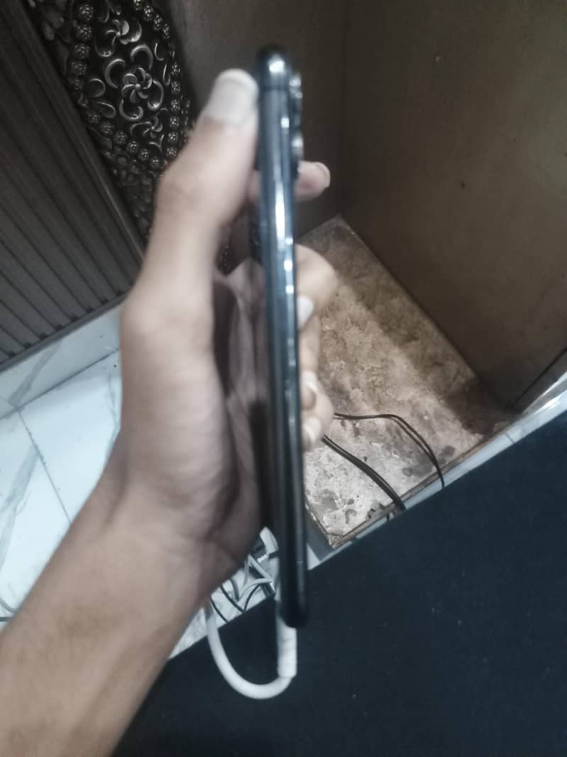 Apple iPhone 11 Pro Max 4