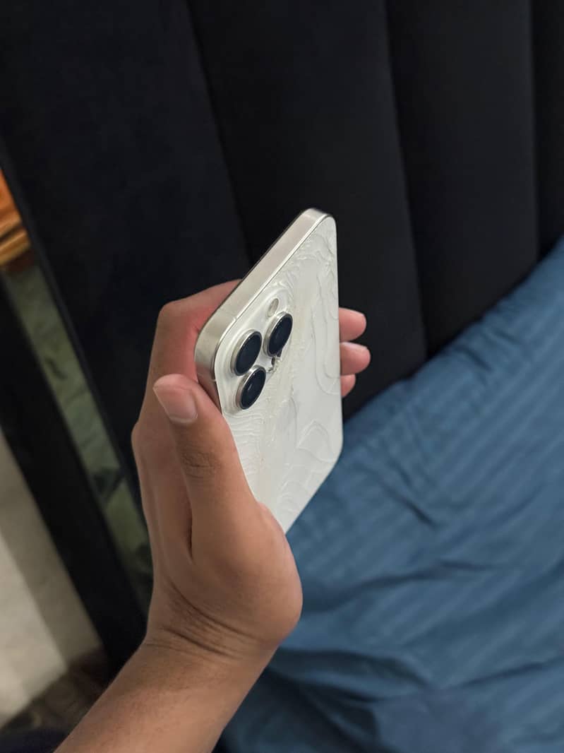 Apple iPhone 15 Pro Max 2