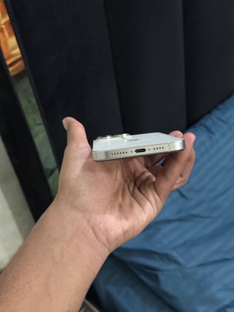 Apple iPhone 15 Pro Max 6