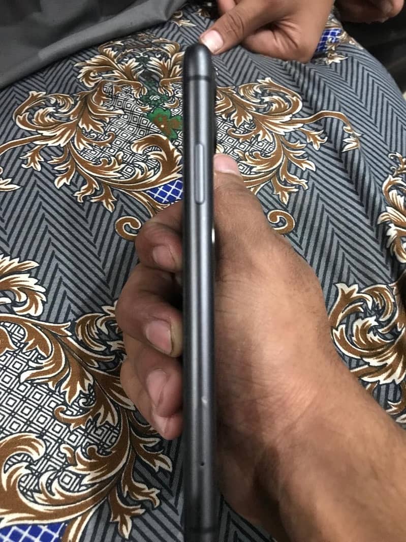 Apple iPhone 11 3