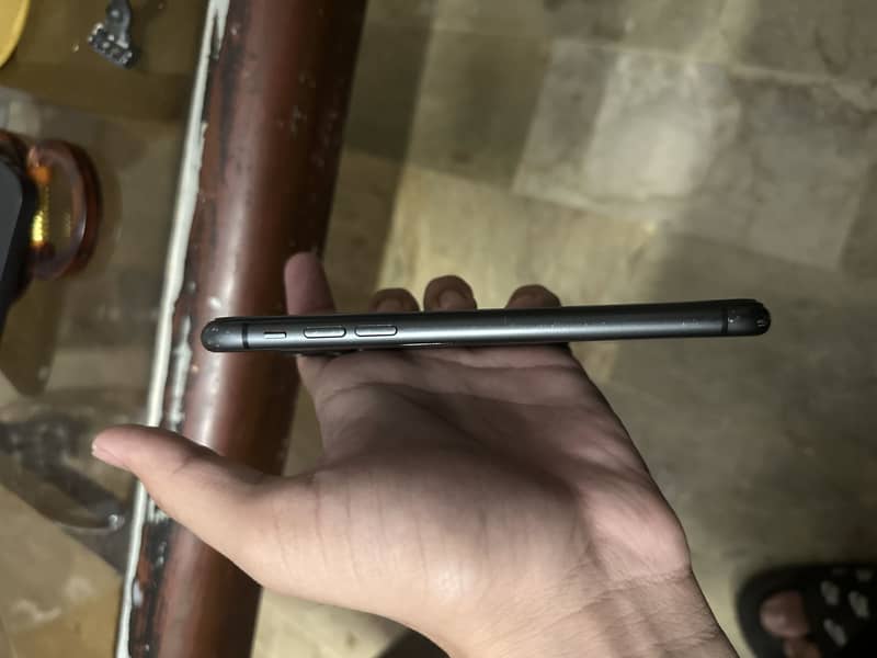Apple iPhone 11 4