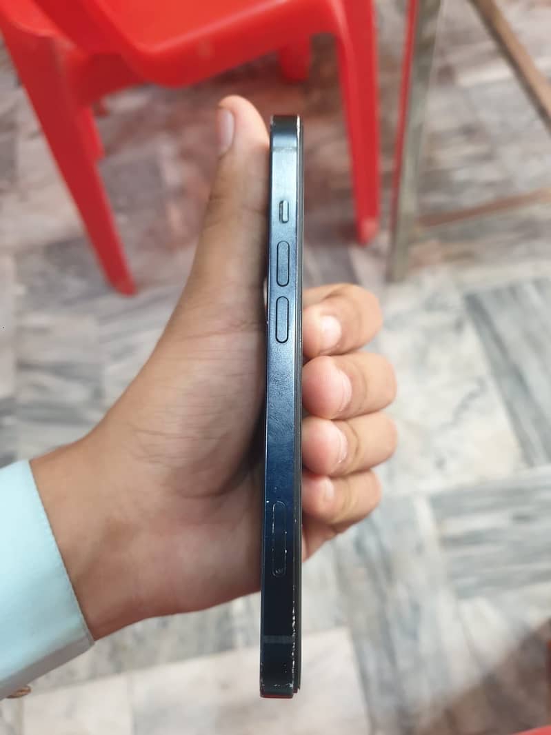 Apple iPhone 13 2