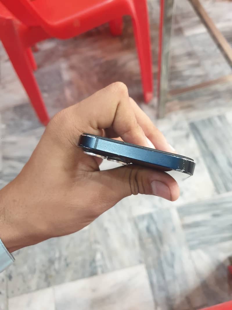 Apple iPhone 13 5