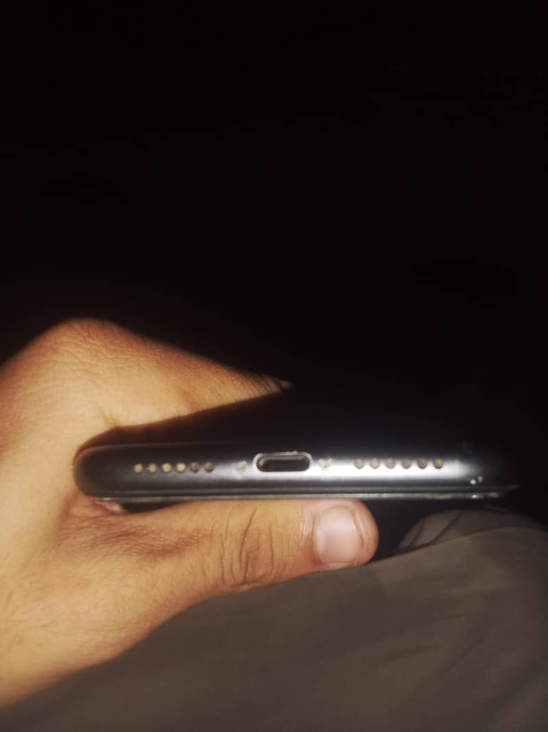 Apple iPhone 11 4