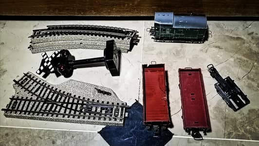 Metal train, compounds & tracks die-cast (Read description 1st)
