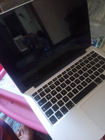 mac book pro 2015 Rs 42000 8gb 100gb ssd