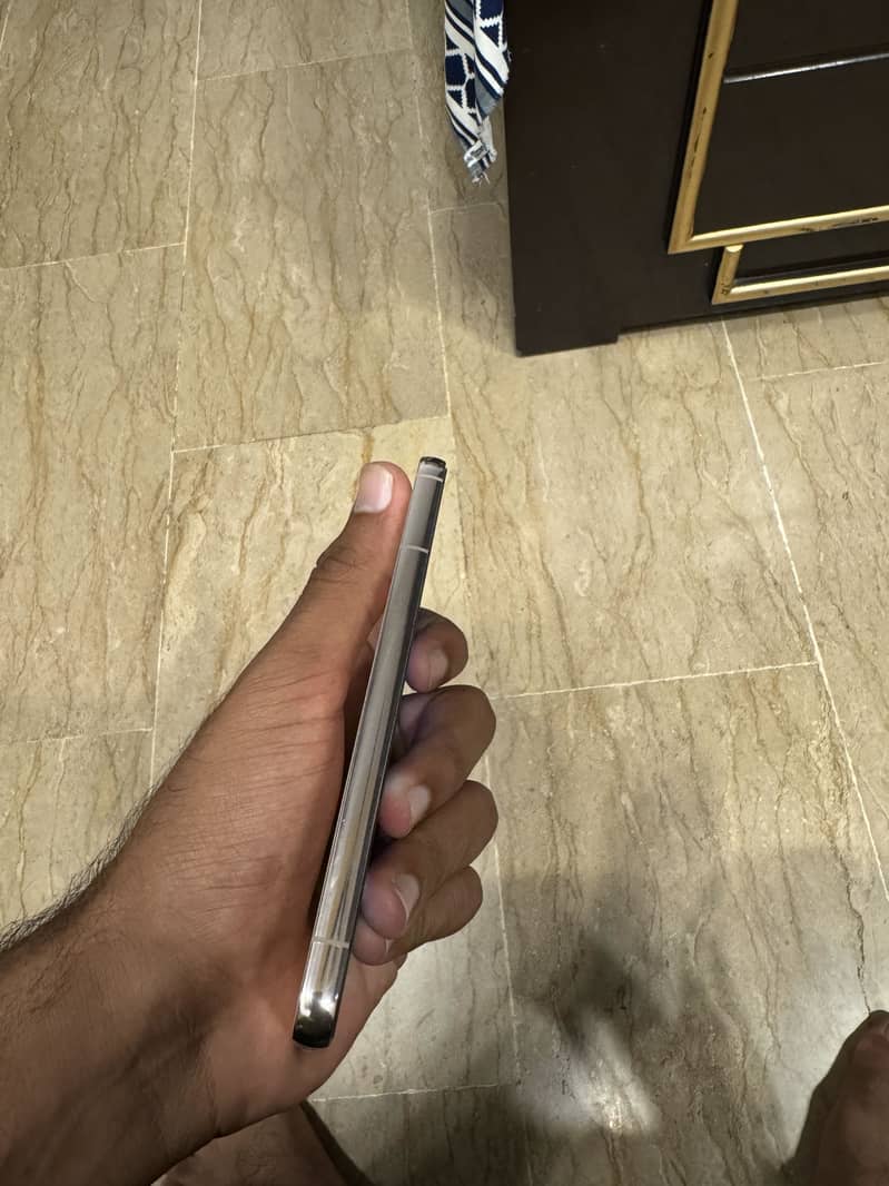 Samsung Mobile S22 1