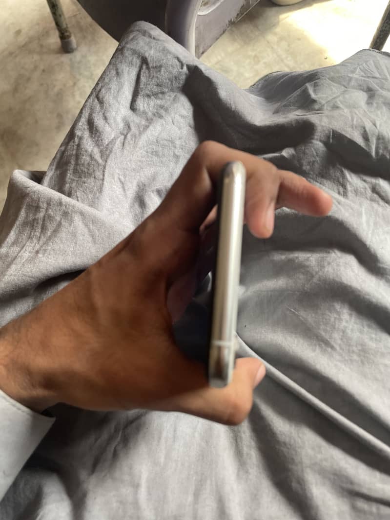 Apple iPhone XS Max 4