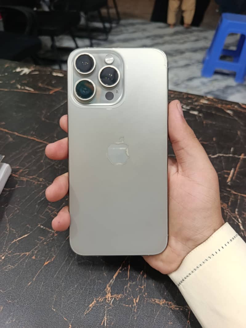 Apple iPhone 15 Pro Max 3