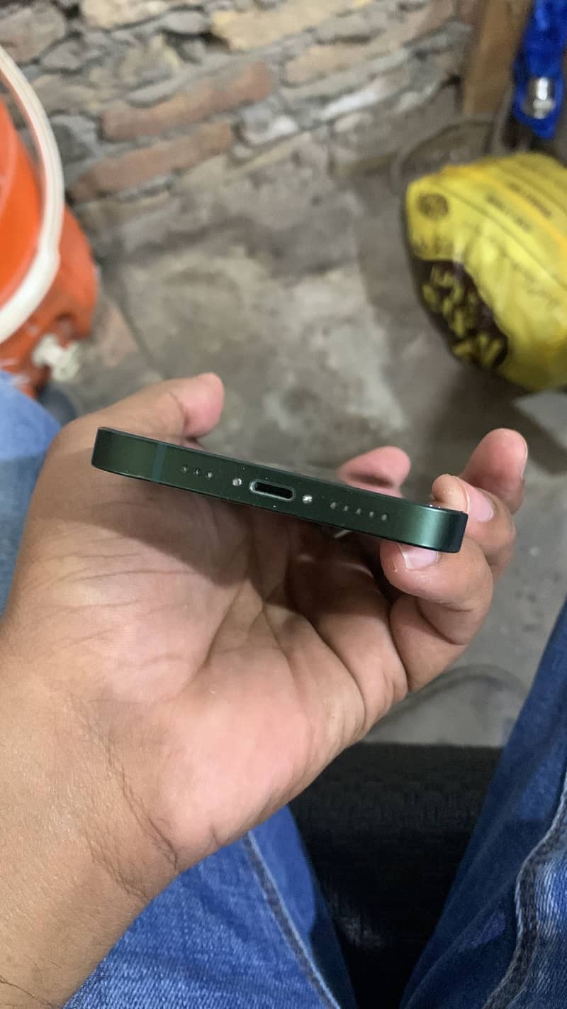 Apple iPhone 13 2