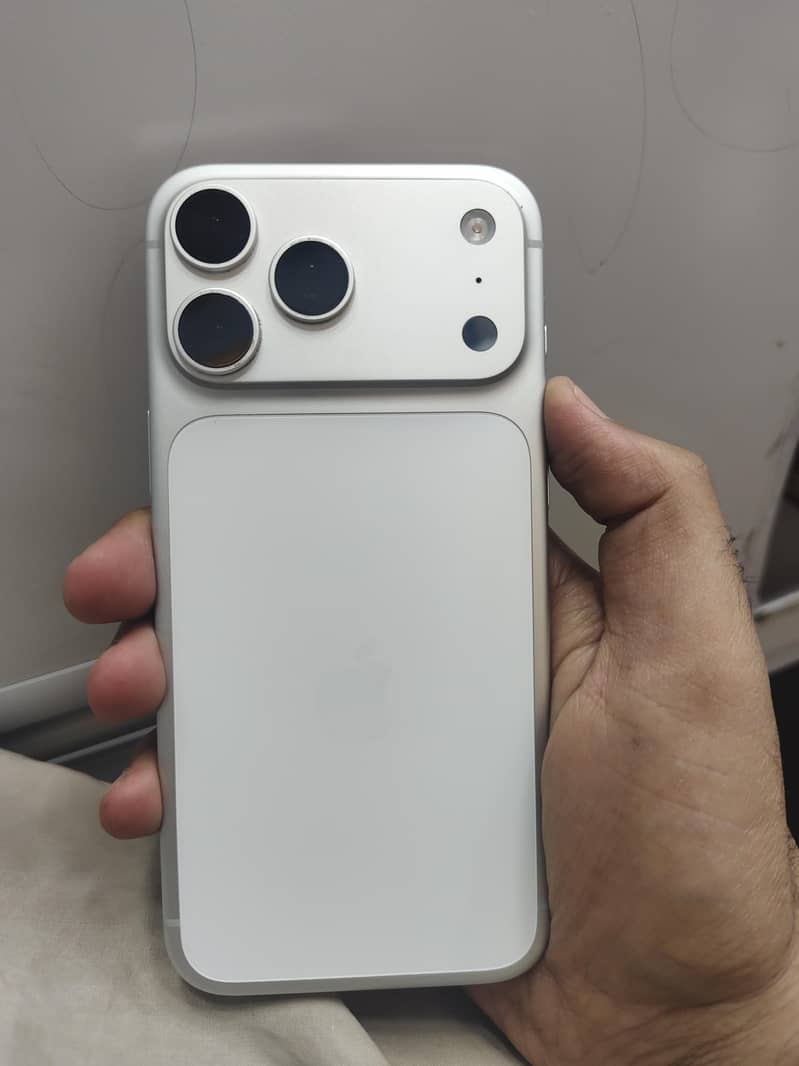 Apple iPhone 17 Pro Max silver 2