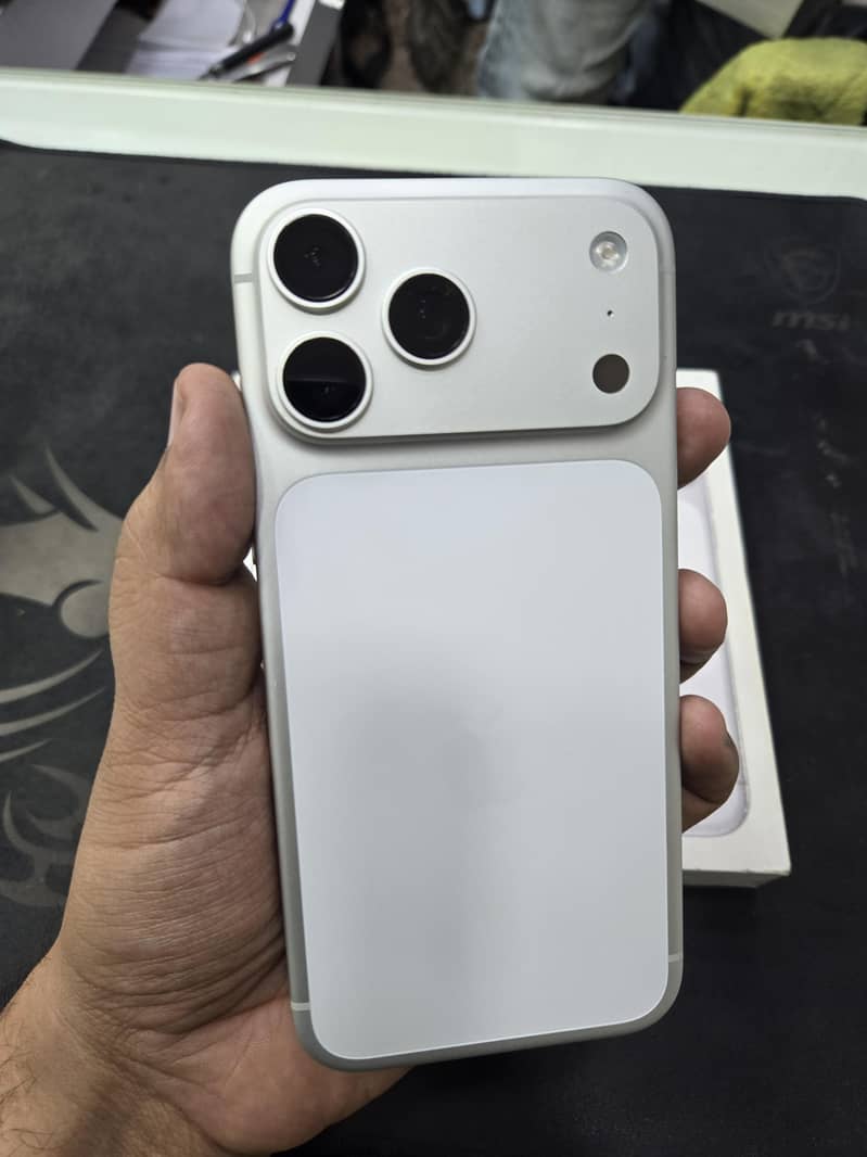 Apple iPhone 17 Pro Max 4