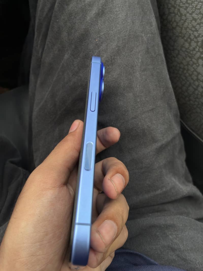 Apple iPhone 16 3