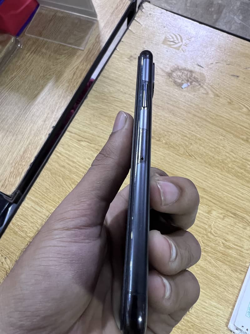 Apple iPhone XS 4