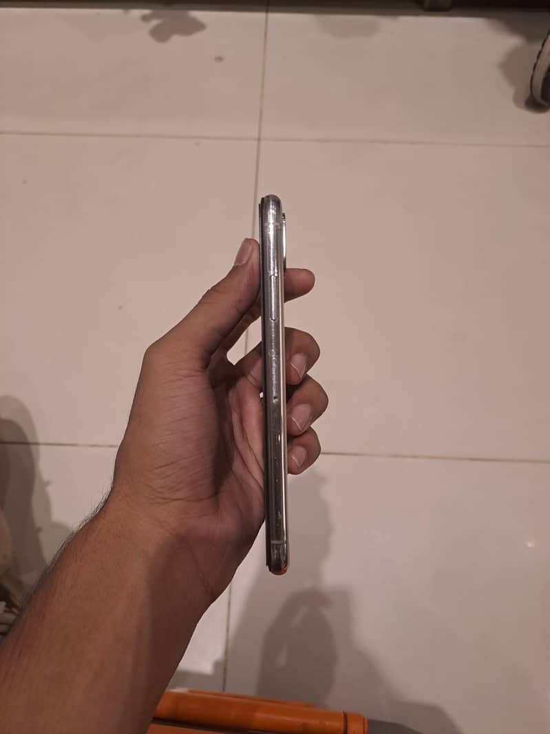 Apple iPhone XS 3
