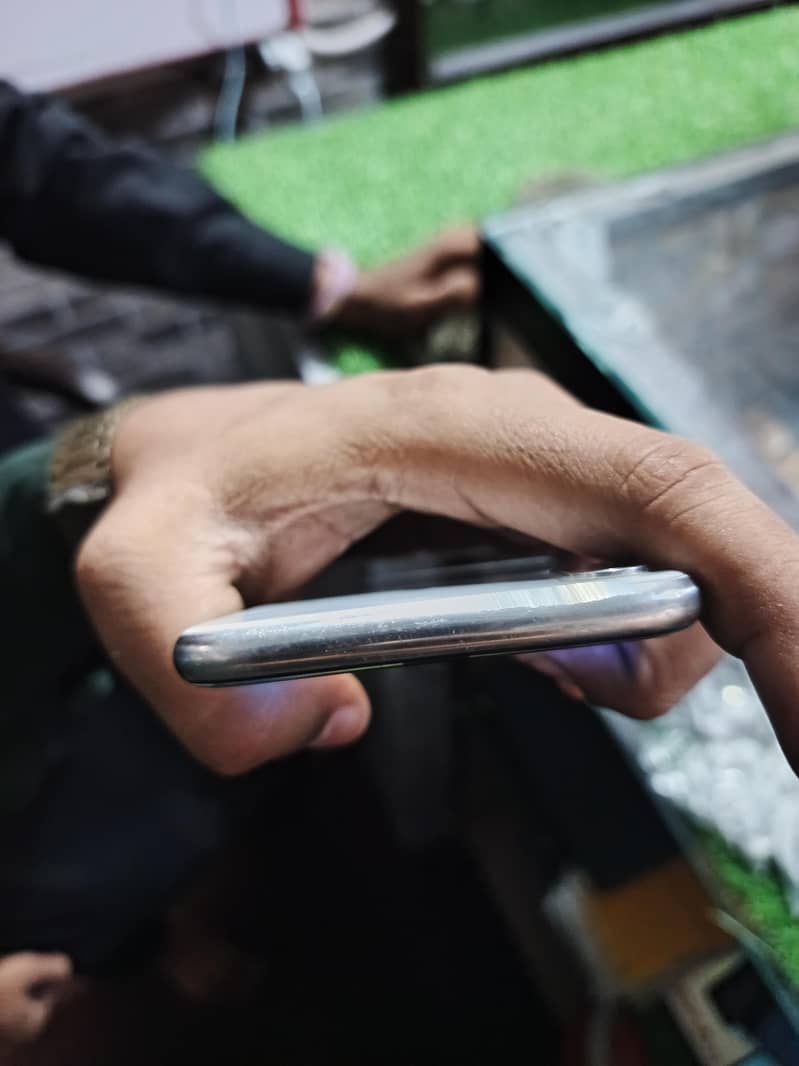 Apple iPhone X 4