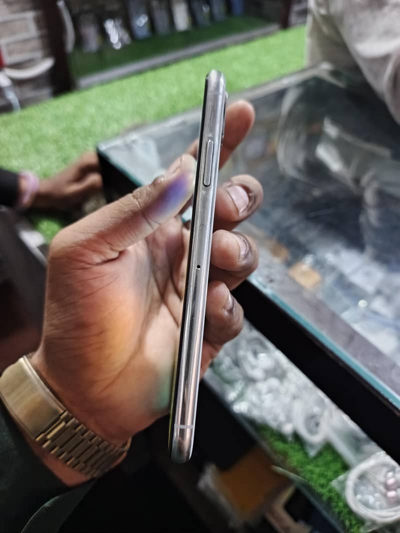 Apple iPhone X 5