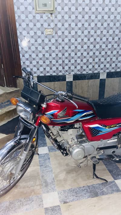 125 Good condition red colour