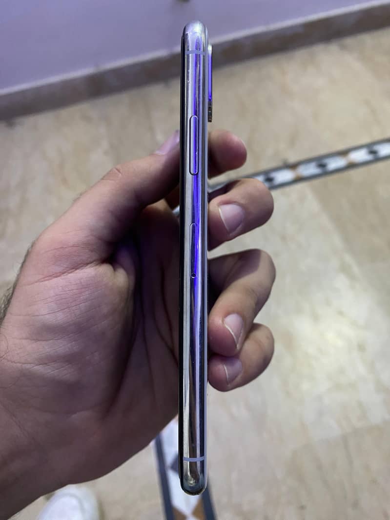 Apple iPhone X 4