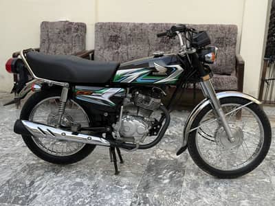 Honda 125 2023 Model black colour one hand use