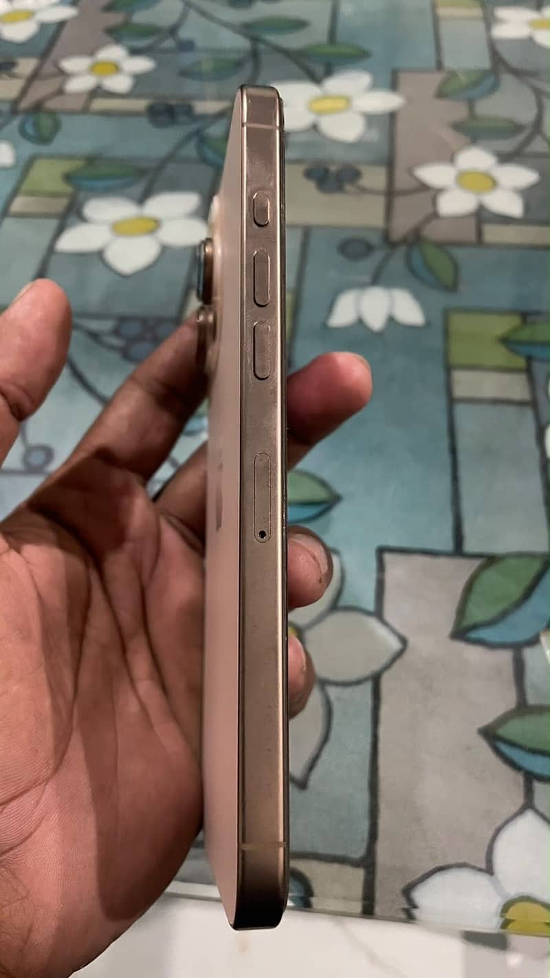 Apple iPhone 16 Pro Max 0