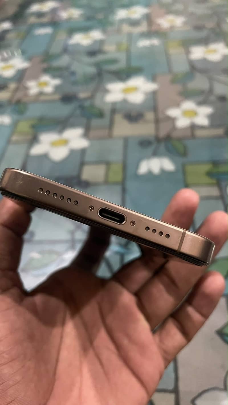Apple iPhone 16 Pro Max 1