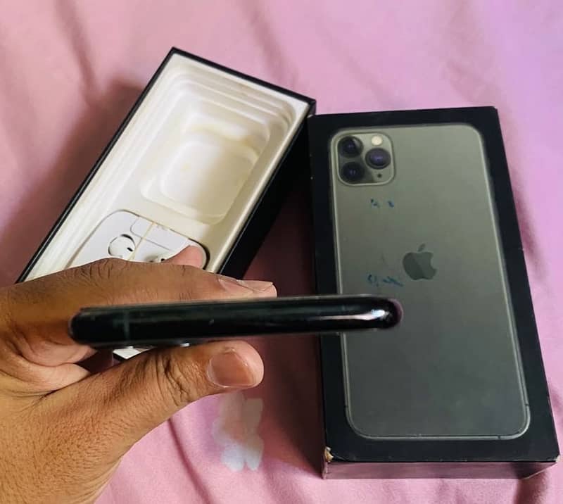 IPhone 11 Pro Max Approved Complete Box 4