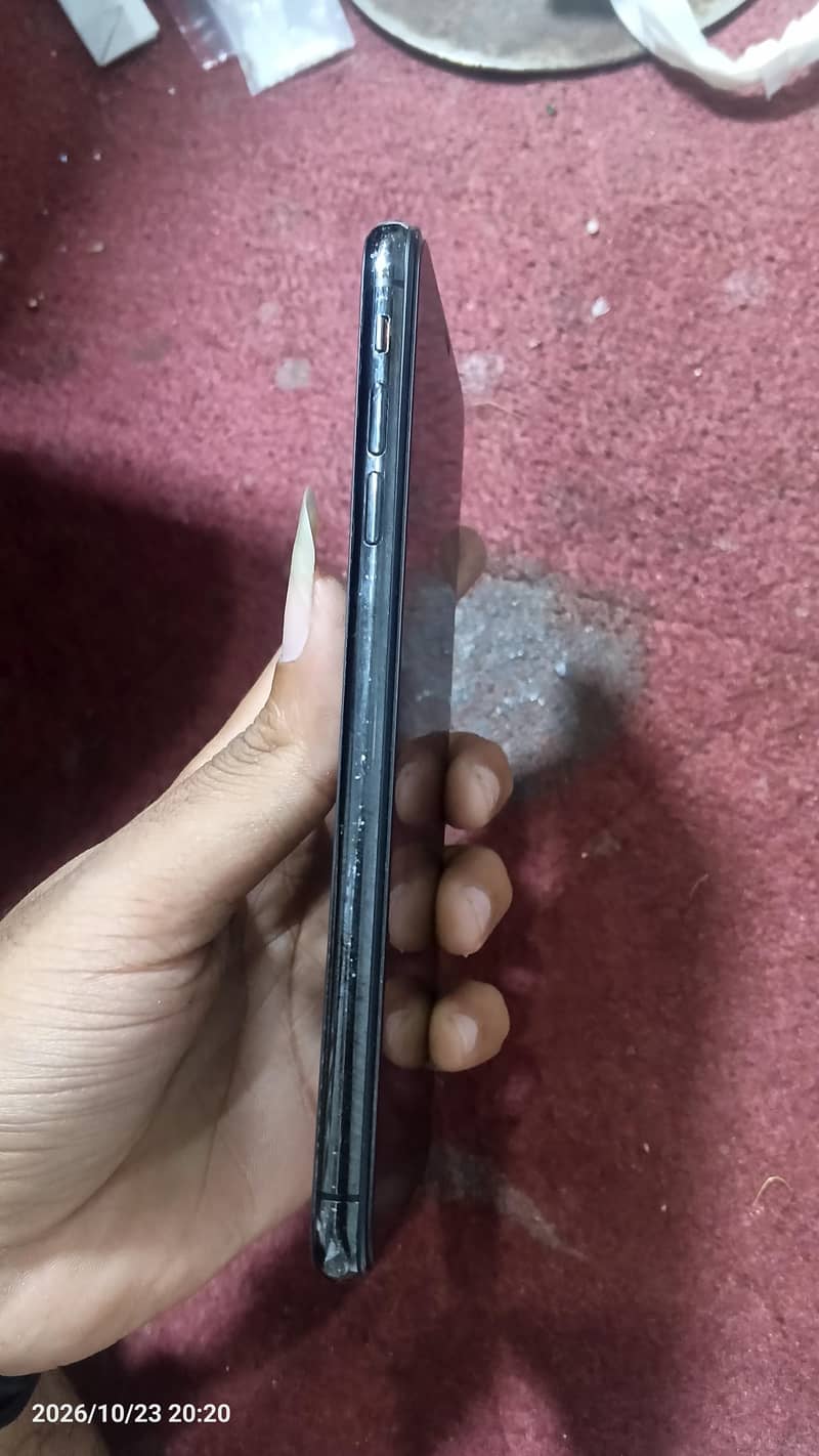 Apple iPhone XS Max 3