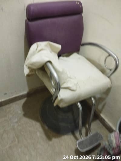 saloon chair used 9/10