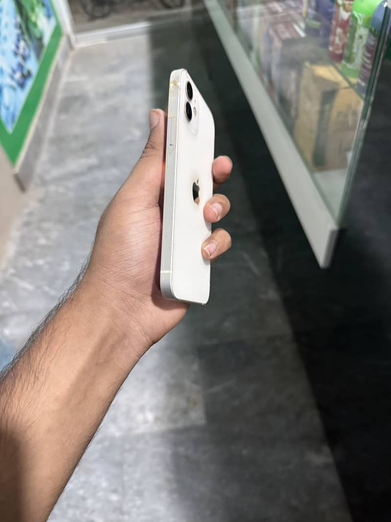 Apple iPhone 12 4