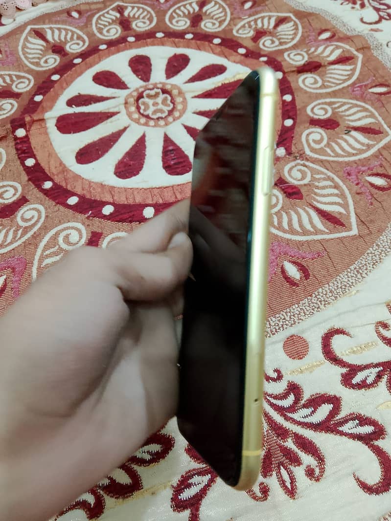 Apple iPhone 11 4