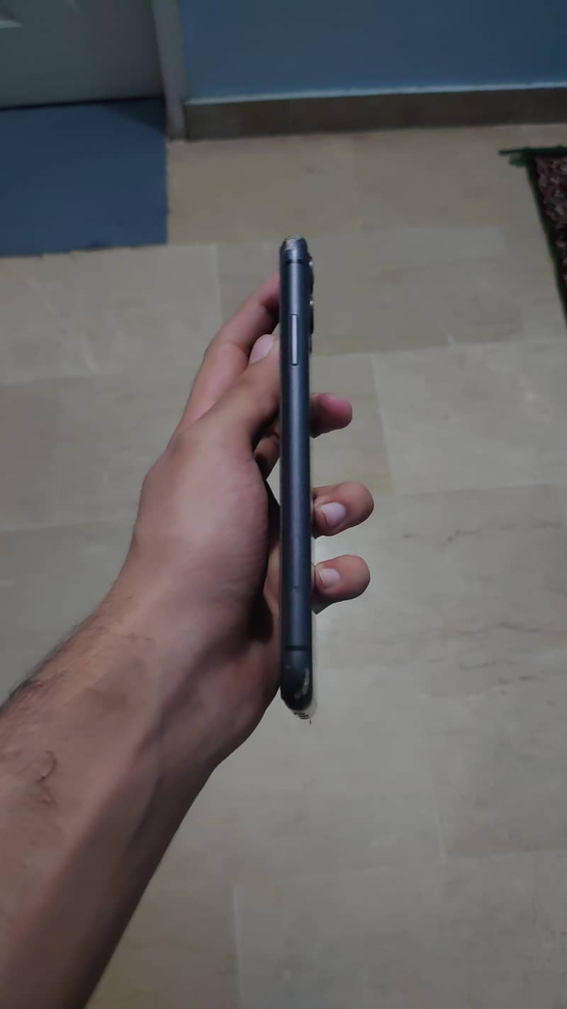 Apple iPhone 11 4
