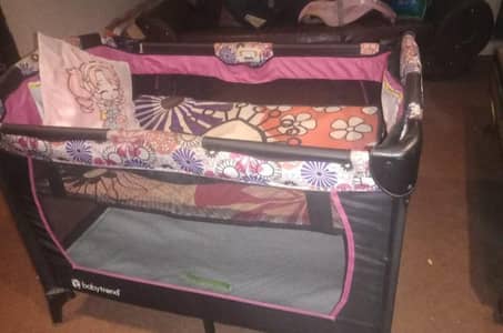 baby  trend baby cot foldable excellent condition
