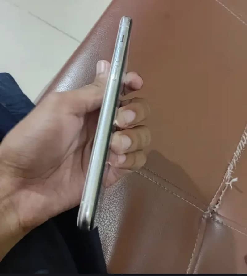 Apple iPhone 11 Pro 4