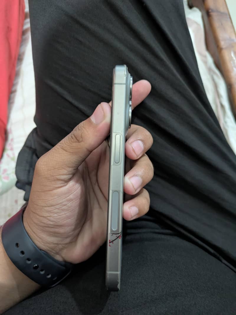 Apple iPhone 15 Pro 3