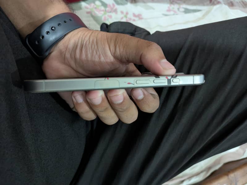 Apple iPhone 15 Pro 4