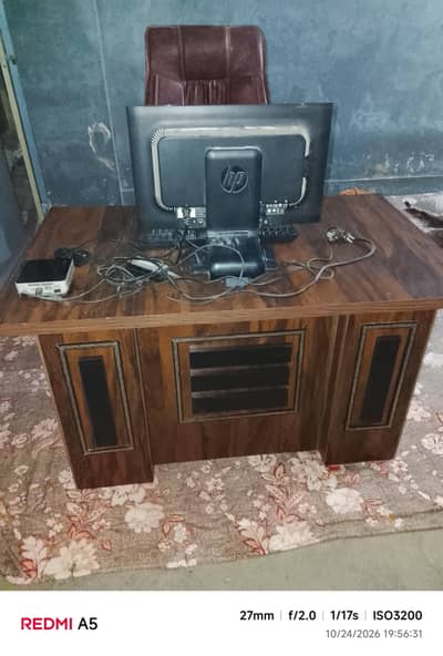 Table and Executive chair (Leather)